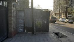 Аварийные ворота стройки на Боконбаева перекрыли тротуар. Фото