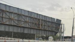 На мосту на Алматинке шатается железный лист. Видео