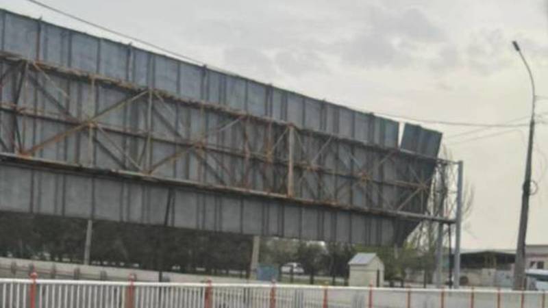 На мосту на Алматинке шатается железный лист. Видео