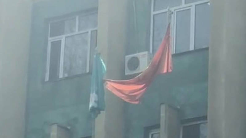 Флаг на здании налоговой Свердловского района порван. Видео