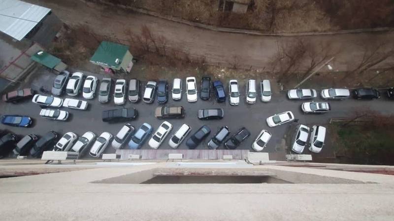 Жители многоэтажного дома в Бишкеке просят построить им тротуар 