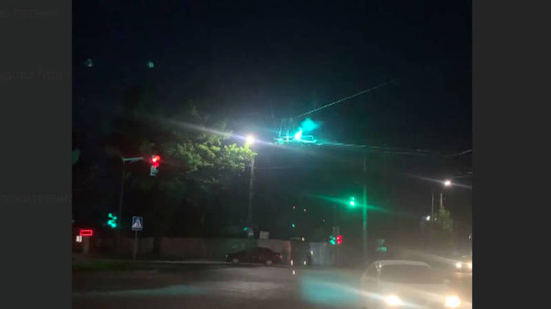 На Чуй-Лермонтова в Бишкеке искрят троллейбусные провода. Видео