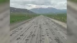 На дороге Талас—Бишкек невозможно избежать ямы, - водитель