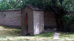 Горожанин возмущен состоянием уличного туалета напротив МТУ села Чон-Арык