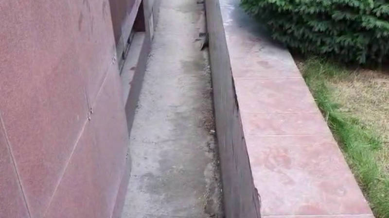 Ребенок упал в неогороженную яму возле здания. Видео