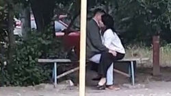 Бишкекчанка жалуется на пару, которая обнимается на детской площадке. Видео