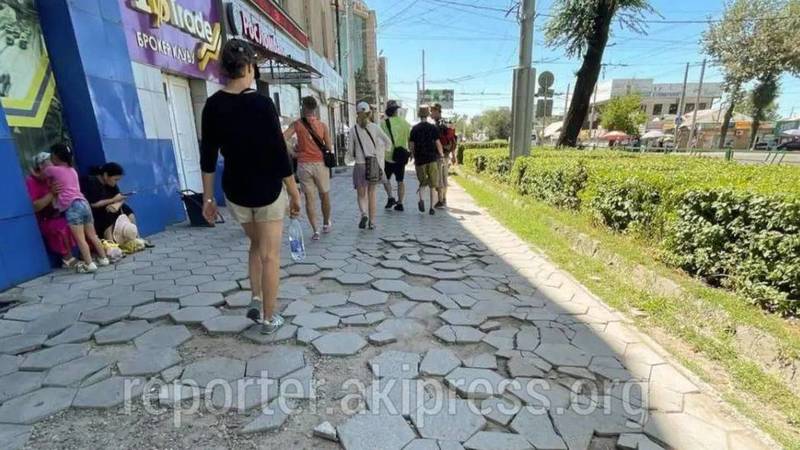 На ремонт тротуара возле Ошского рынка не выделено финансирование, - «Бишкекасфальтсервис»