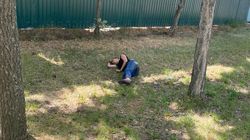 Возле ТЦ «Ала-Арча» на лужайке лежит девушка. Возможно, она без сознания. Фото