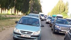 Огромная пробка на въезде в Балыкчы. Видео