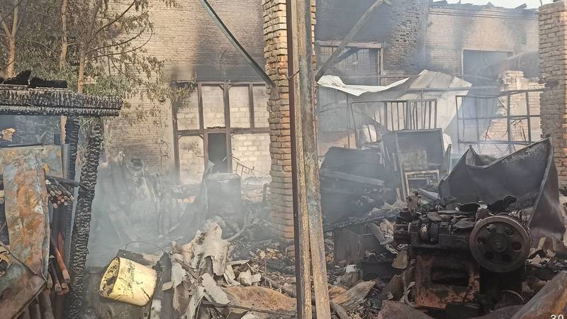 Последствия ночного пожара на складе на Мурманской. Фото