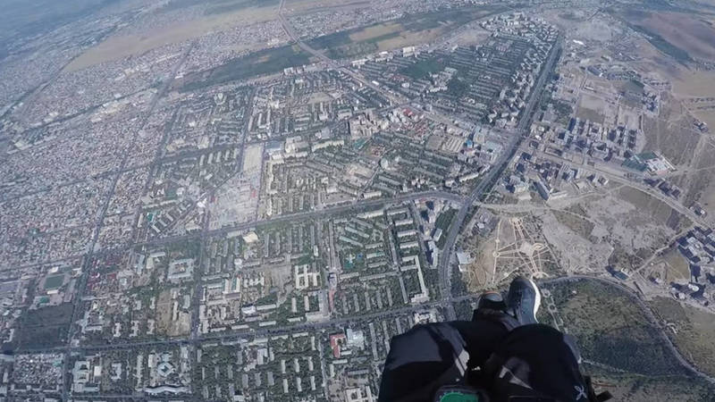 Парапланерист полетал над Бишкеком и снял это на видео