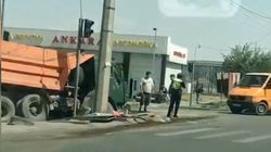 На ул.Анкара КамАЗ столкнулся с легковушкой. Видео с места аварии