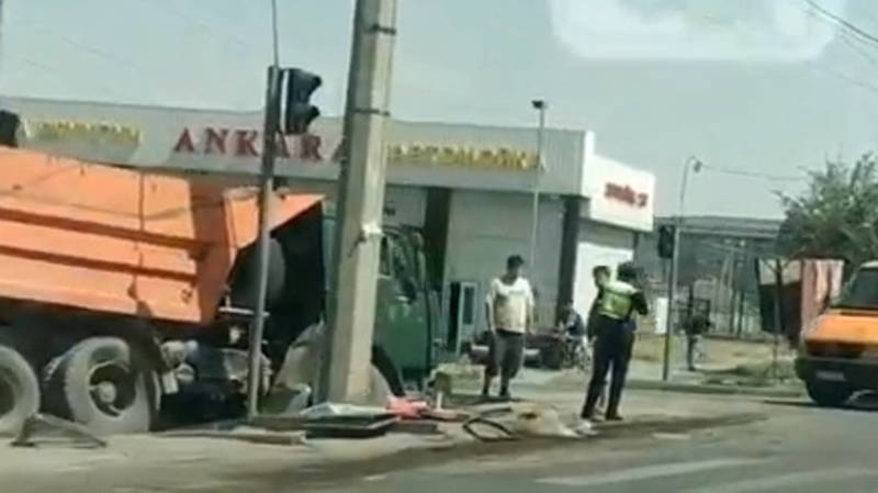 На ул.Анкара КамАЗ столкнулся с легковушкой. Видео с места аварии