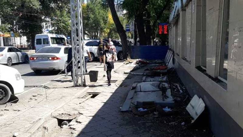Из-за сноса интернет-клуба ABC заблокировали тротуар на Московской, пешеходы ходят по проезжей части. Фото