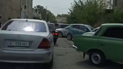 Водитель жалуется на пробки возле мэрии Жалал-Абада. Видео
