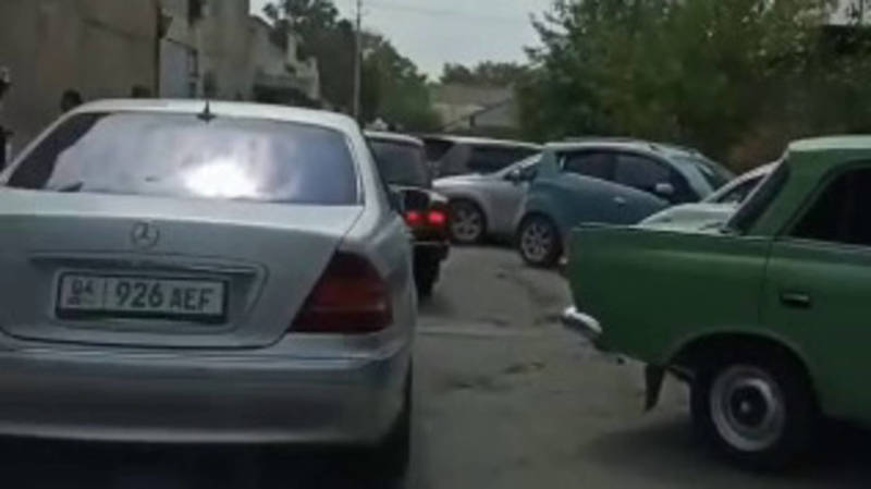 Водитель жалуется на пробки возле мэрии Жалал-Абада. Видео