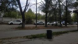 Незаконная парковка на газоне возле Свердловской налоговой. Фото горожанина