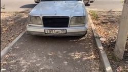 В Бишкеке машина заблокировала путь пешеходам