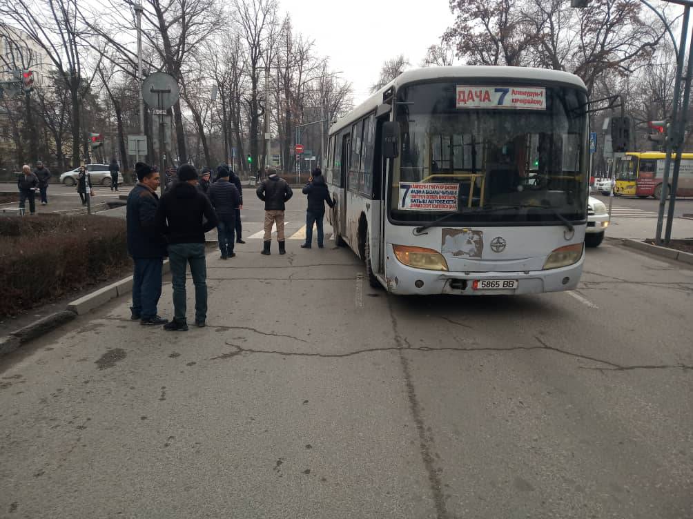 Автобус 7 т. Водители в Бишкеке. Автобус гвардия.