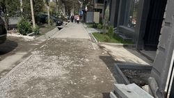 На Исанова стройкомпания раскопала тротуар и не восстановила. Фото