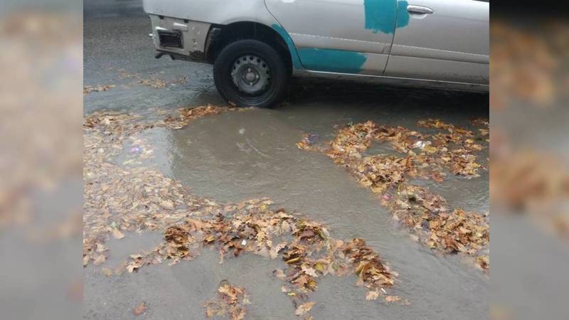 На улице Т.Фрунзе в Бишкеке образовался потоп из-за забитого арыка