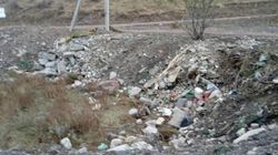 На берег реки Ала-Арча бросают мусор