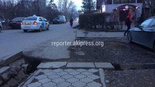 В 10-м микрорайоне огороженный тротуар возле дома №32а предоставлен «ЭкоИсламикБанку», - мэрия Бишкека