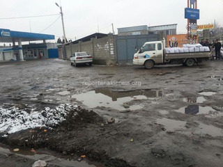 Неоднократно обращались к мэрии о крайне плохом состоянии дороги на Киргизская — Саадаева, приглашаем мэра самого проехаться здесь, - жители <b>(фото)</b>