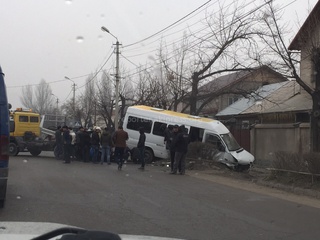 Произошло ДТП на Ахунбаева-Набережная, микроавтобус вылетел на обочину<b><i> (фото) </i></b>