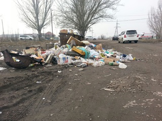 На пересечении П. Лумумбы-Профсоюзная не убирают мусор, - житель <b><i> (фото) </i></b>