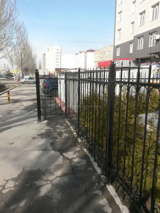 В микрорайоне Асанбай магазин «Народный» почему-то забором почти на метр перегородил тротуар, - читатель <b><i> (фото) </i></b>