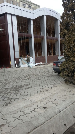 Имеется ли разрешение у кафе «Европа» по улице Ибраимова на реконструкцию входной группы? - читатель <b><i> (фото) </i></b>