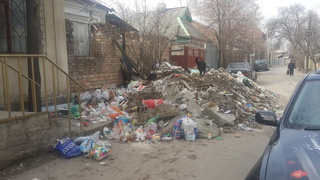 Гору мусора у проезжей части по ул.Бронированная так и не вывезли <b><i> (фото) </i></b>