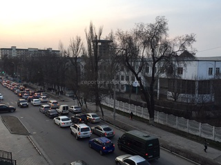 На Боконбаева-Манаса постоянно образуются огромные пробки, может нужно пересмотреть работу светофора? - читатель <b><i> (фото) </i></b>