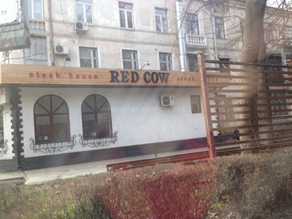 УМС давно сообщили, что летник кафе «Red Cow» прямо на бул.Эркиндик незаконен и подлежит демонтажу, однако все стоит как и прежде, - читатель <b><i> (фото) </i></b>
