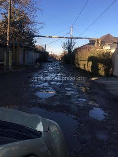 Участок улицы Оренбургской в Бишкеке утопает в грязи. Когда мэрия сделает ремонт? - горожанин