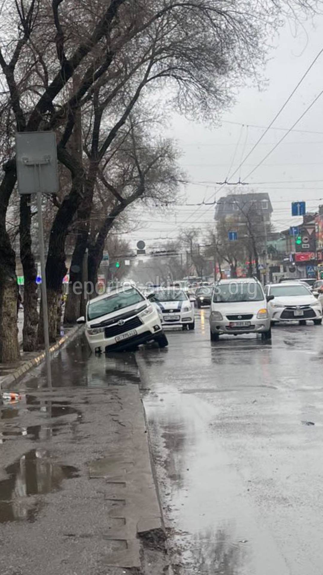 Очевидец прислал видео с ул.Горького, где две машины свалились в арык