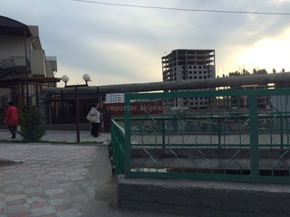 Законно ли установлен контейнер на мосту на улице Сухэ-Батора? - читатель <b><i>(фото)</i></b>