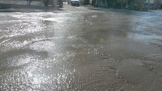 Со вчерашнего дня течет вода по ул. Токомбаева, это испортит асфальтовое покрытие, - читатель <b><i>(фото)</i></b>