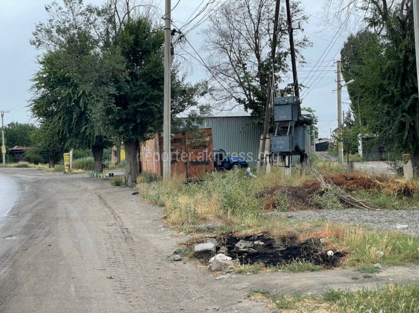 В Селекционнном продают бензин рядом с трансформатором. Фото