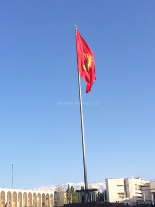 Государственный флаг на площади Ала-Тоо 3 дня висит в запутанном состоянии, - читатель <b><i>(фото)</i></b>