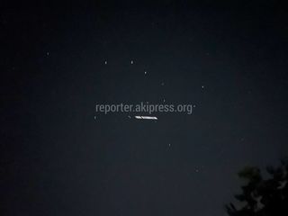 Колонна спутников Starlink в небе над Кыргызстаном. Видео