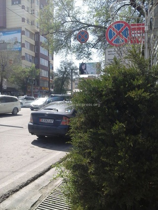 Читатель прислал фото: «22 апреля, Советская-Горького, паркуются не правильно прямо перед глазами ДПС.»
