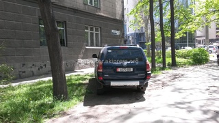 23 апреля, нарушение парковки на бульваре Эркиндик-Московская.