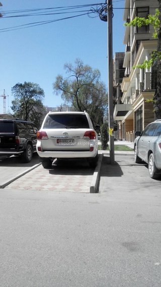 «23 апреля, Раззакова-Токтогула, девушка за рулем стоит прямо на пешеходном переходе», - читатель.