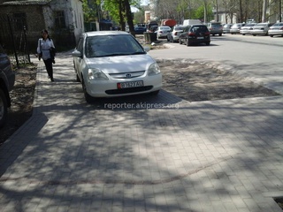 «Парковка на тротуаре на Токтогула-Советская, мешая школьникам», - пишет очевидец.