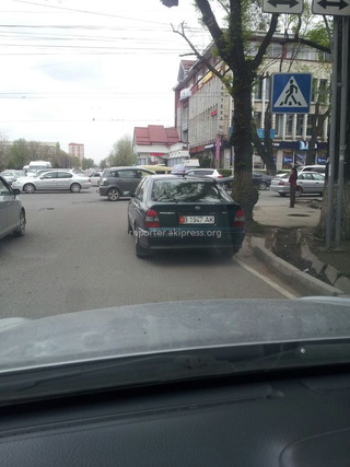 Читатель прислал фото: «Нарушитель на пешеходном переходе Фрунзе-Советская 18 апреля около 15:00.»