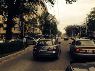 «Уже надоели водители, проезжающие по встречной полосе по ул. Московская. Фото от 23 апреля», - автолюбитель.
