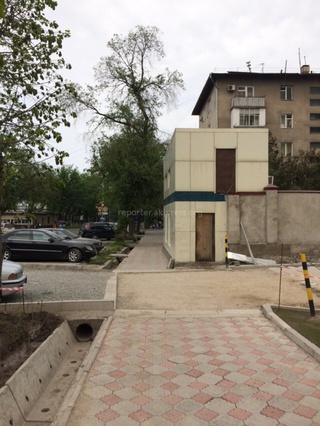 Незаконная постройка мясного магазина, занимающая половину тротуара, на Тоголок Молдо — Киевская <b><i>(фото)</i></b>