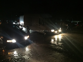 В дождь образовалась пробка по ул. Чолпон-Атинская, машины попадали в огромные ямы, - читатель <b><i>(фото)</i></b>